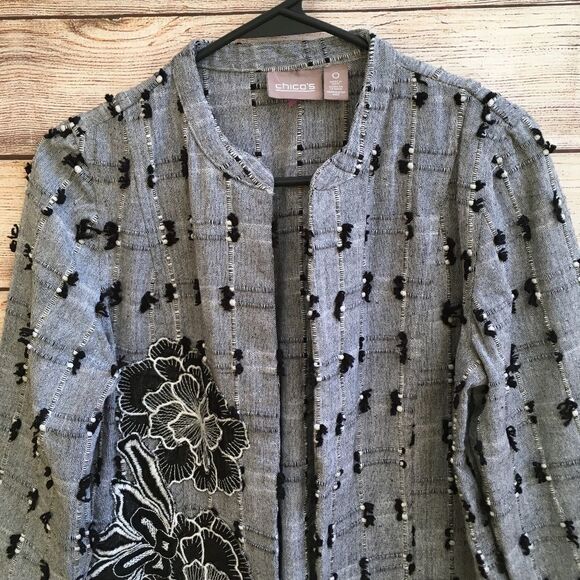 CHICOS TEXTURED BLAZER WITH APPLIQUED FLORAL FRONT‎ - Picture 4 of 7